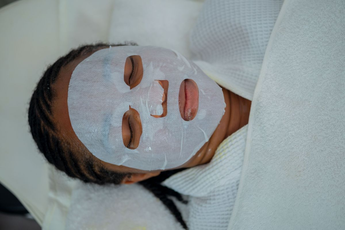 Tratamento facial com máscara